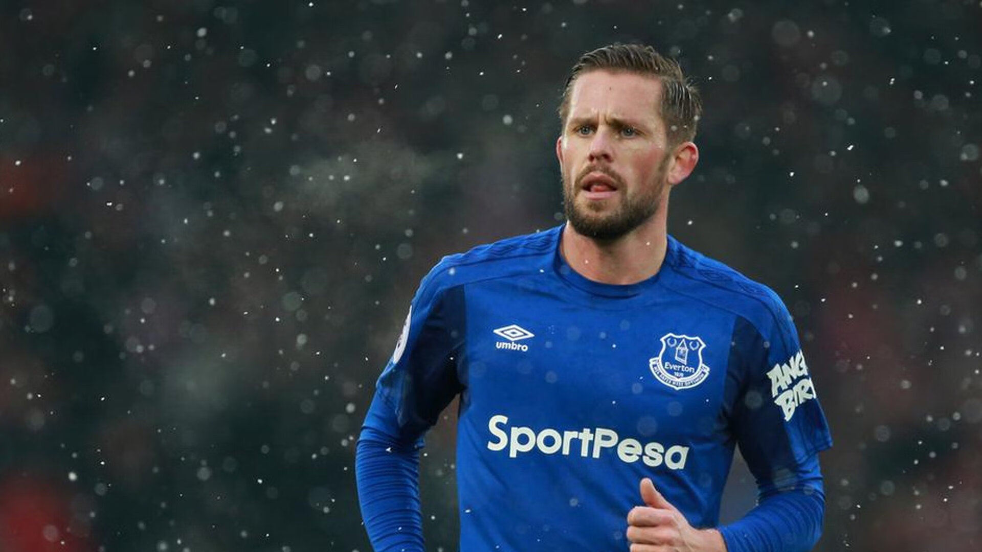 当足球精灵的魔术再次上演，瑞士观众为何为一名对手球员沸腾？足球精灵魔术再现，瑞士观众为对手球员沸腾